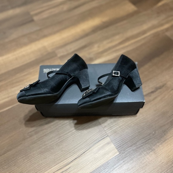 Kenneth Cole Girls Size 1.5 satin dance shoes - Picture 2 of 4